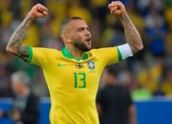 مدرب البرازيل يكشف أسباب ضم داني ألفيس لقائمة كأس العالم