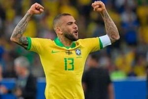 مدرب البرازيل يكشف أسباب ضم داني ألفيس لقائمة كأس العالم